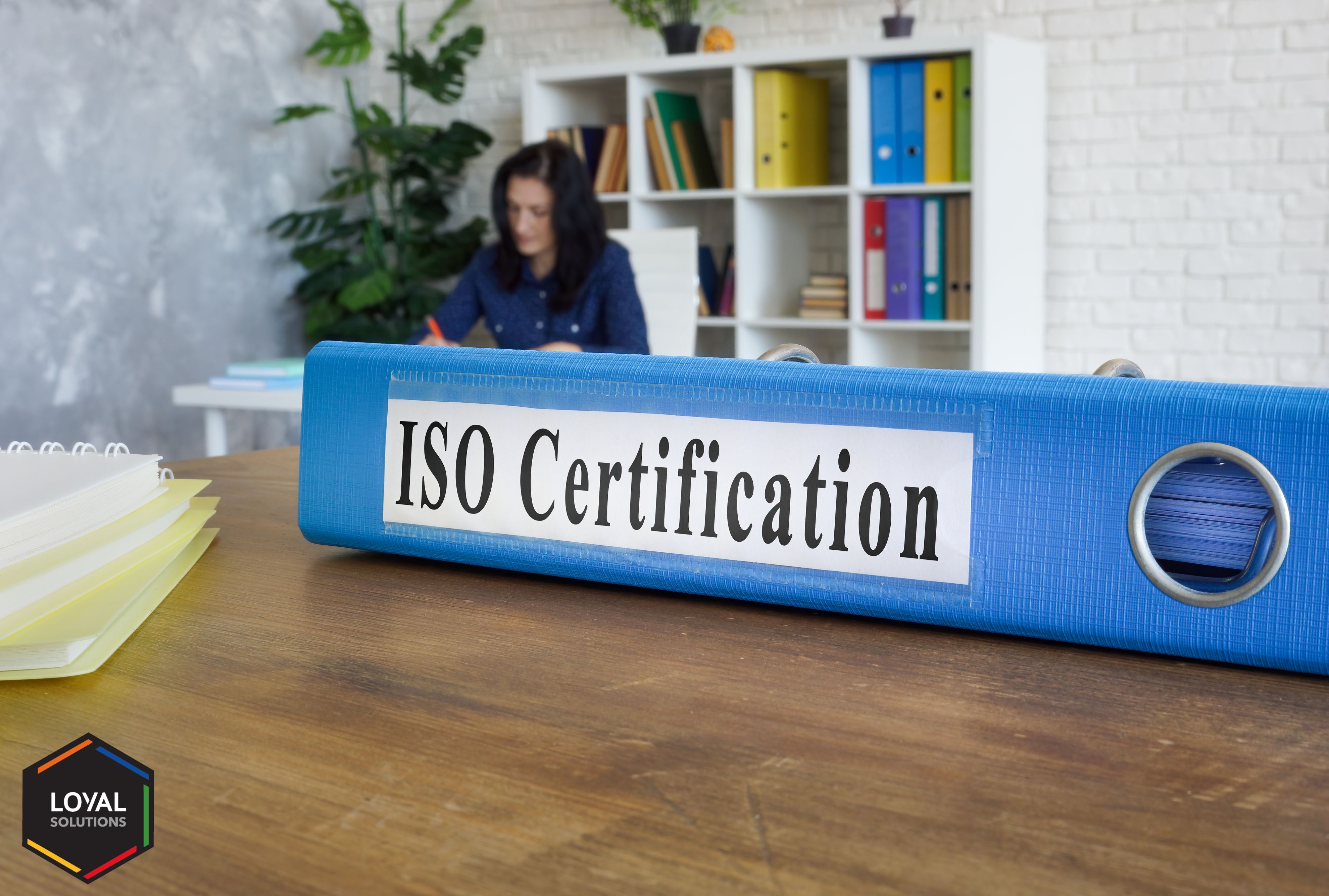 Certificado ISO 9001: qué es, requisitos y cómo implementarlo. Guía completa para PYMES y empresas que buscan la certificación ISO 9001:2015.